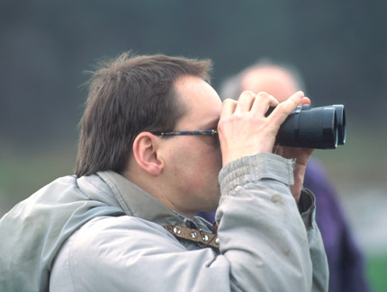 Foto: Biologe mit Fernglas