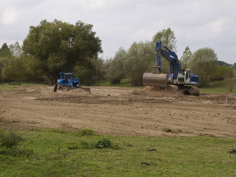Foto: Bodenarbeiten zur Anlage von Flächgewässern